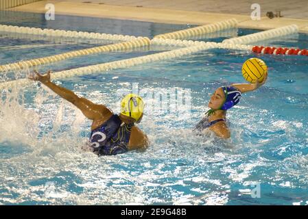 Verona, Italien. Februar 2021, 04th. Krystina Alogbo - Vetrocar CSS Verona - Paula Crespi Barriga - CE Mediterranei Barcelona während der CSS Verona vs CE Mediterrani, Waterpolo EuroLeague Frauenspiel in Verona, Italien, Februar 04 2021 Kredit: Unabhängige Fotoagentur/Alamy Live News Stockfoto