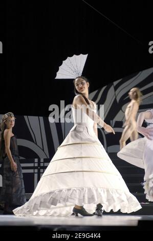 Der französische Choreograf Philippe Decoufle präsentiert am 14. september 2006 im Rahmen der "Journees du Patrimoine"-Zeremonien eine Show mit den Kostümen der Opera de Paris und comedie Francaise in La Villette in Paris. Foto von Laurent Paillier/ABACAPRESS.COM Stockfoto