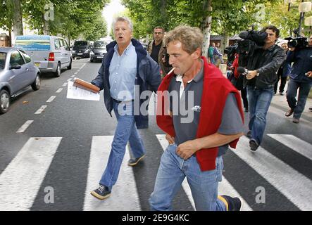 Marc Druart, Leiter der Vereinigung der Austernzüchter Arcachon verlässt das Rathaus auf der Audenge bei Arcachon, Frankreich, nachdem er während einer Versammlung zurücktritt, da Austernzüchter in der Bucht von Arcachon am 14. September 2006 zum dritten Mal in einem Jahr aus gesundheitlichen Gründen ihre Muschelfische nicht verkaufen dürfen. Foto von Patrick Bernard/ABACAPRESS.COM Stockfoto