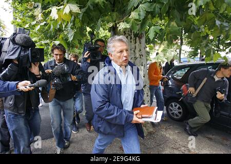 Marc Druart, Leiter der Vereinigung der Austernzüchter Arcachon verlässt das Rathaus auf der Audenge bei Arcachon, Frankreich, nachdem er während einer Versammlung zurücktritt, da Austernzüchter in der Bucht von Arcachon am 14. September 2006 zum dritten Mal in einem Jahr aus gesundheitlichen Gründen ihre Muschelfische nicht verkaufen dürfen. Foto von Patrick Bernard/ABACAPRESS.COM Stockfoto