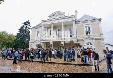 300 Austernzüchter organisieren ein Treffen im Rathaus in der Audenge bei Arcachon, Frankreich, da Austernzüchter in der Bucht von Arcachon am 14. September 2006 zum dritten Mal in einem Jahr ihre Muschelfische aus gesundheitlichen Gründen nicht verkaufen dürfen. Foto von Patrick Bernard/ABACAPRESS.COM Stockfoto