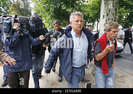 Marc Druart, Leiter der Vereinigung der Austernzüchter Arcachon verlässt das Rathaus auf der Audenge bei Arcachon, Frankreich, nachdem er während einer Versammlung zurücktritt, da Austernzüchter in der Bucht von Arcachon am 14. September 2006 zum dritten Mal in einem Jahr aus gesundheitlichen Gründen ihre Muschelfische nicht verkaufen dürfen. Foto von Patrick Bernard/ABACAPRESS.COM Stockfoto