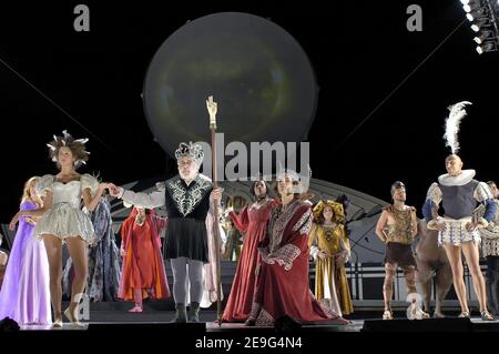 Der französische Choreograf Philippe Decoufle präsentiert am 14. september 2006 im Rahmen der "Journees du Patrimoine"-Zeremonien eine Show mit den Kostümen der Opera de Paris und comedie Francaise in La Villette in Paris. Foto von Laurent Paillier/ABACAPRESS.COM Stockfoto