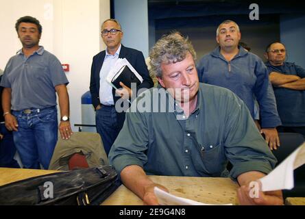 Oyster-Spokeman Joel Dupuch (c) und der französische Anwalt Pierre Blazy (Brillen) trie, um die Versammlung wieder aufzunehmen, nachdem Marc Druart, Leiter des Vereins der Austernzüchter Arcachon, das Rathaus auf der Audenge bei Arcachon, Frankreich, verlassen hatte. Nach dem Rücktritt während einer Versammlung als Austernzüchter in der Bucht von Arcachon ist es verboten, ihre Muschelfische aus gesundheitlichen Gründen zum dritten Mal in einem Jahr am 14. September 2006 zu verkaufen. Foto von Patrick Bernard/ABACAPRESS.COM Stockfoto