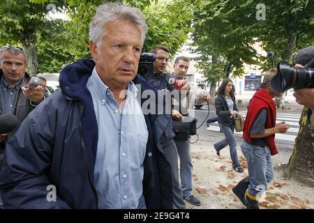 Marc Druart, Leiter der Vereinigung der Austernzüchter Arcachon verlässt das Rathaus auf der Audenge bei Arcachon, Frankreich, nachdem er während einer Versammlung zurücktritt, da Austernzüchter in der Bucht von Arcachon am 14. September 2006 zum dritten Mal in einem Jahr aus gesundheitlichen Gründen ihre Muschelfische nicht verkaufen dürfen. Foto von Patrick Bernard/ABACAPRESS.COM Stockfoto