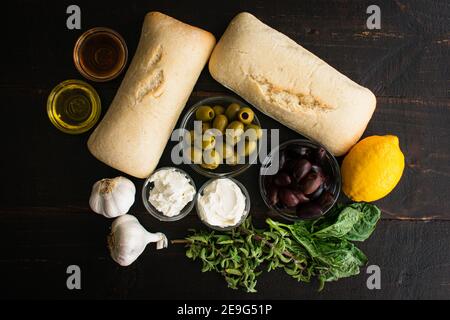 Herbed Olive Tapenade mit Ziegenkäse Bruschetta Zutaten: Oliven, Käse, Kräuter und andere Vorspeise Zutaten Stockfoto