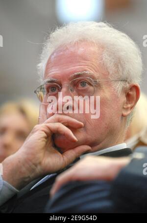 Der ehemalige französische sozialistische Premierminister Lionel Jospin nimmt an der Kundgebung Teil, die am 16. September 2006 von der Regionalen Föderation der Sozialistischen Partei Frankreichs in Lens, Nordfrankreich, abgehalten wurde. Foto von Guibbaud-Mousse/ABACAPRESS.COM Stockfoto