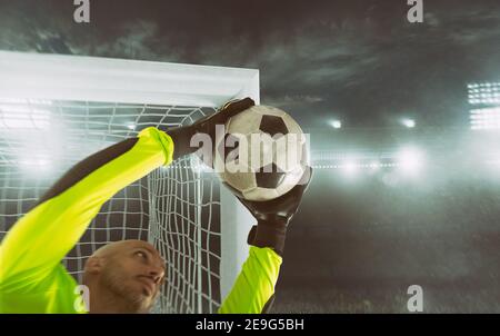 Nahaufnahme eines Fußballtorhüters, der den Ball rettet Die Ecke der Torpfosten Stockfoto