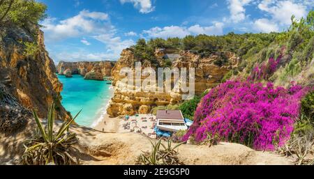 Landschaft mit schönen Praia da Marinha, einer der berühmtesten Strände Portugals, an der Atlantikküste in Lagoa, Algarve Stockfoto