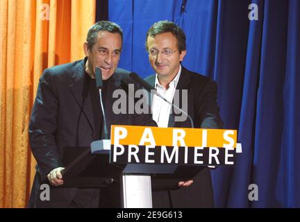 Der französische Programmdirektor Jacques Expert hält eine Rede mit TV-Moderator Thierry Ardisson während der Pressekonferenz des französischen Fernsehsenders Paris Premiere, um das neue Programm der Saison 2006/2007 in der Artcurial Galerie in Paris, Frankreich, am 18. September 2006 vorzustellen. Foto von Christophe Guibbaud/ABACAPRESS.COM Stockfoto