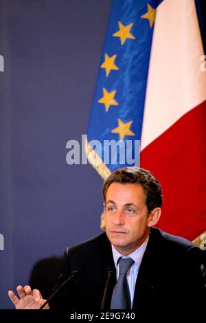 Der französische Innenminister Nicolas Sarkozy spricht am 20. September 2006 in Bobigny, nördlich von Paris, Frankreich, hochrangige Polizeibeamte an, nachdem eine Gruppe von bis zu 30 bewaffneten Jugendlichen zwei Bereitschaftspolizisten angegriffen hatte, die in einem offensichtlichen Hinterhalt außerhalb von Paris ein Wohnprojekt patrouillierten, bei dem einer der Offiziere schwer verletzt wurde. Foto von Mehdi Taamallah/ABACAPRESS.COM Stockfoto