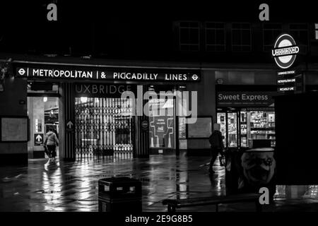 UXBRIDGE, ENGLAND - 15th. November 2020: Schwarz-Weiß-Foto des Eingangs zur U-Bahnstation Uxbridge bei Nacht Stockfoto