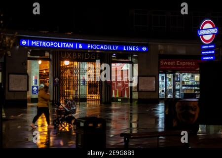 UXBRIDGE, ENGLAND - 15th. November 2020: Eingang der U-Bahnstation Uxbridge bei Nacht Stockfoto