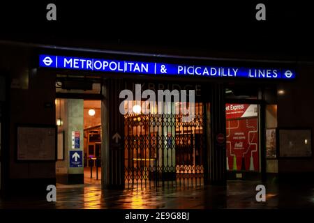 UXBRIDGE, ENGLAND - 15th. November 2020: Eingang der U-Bahnstation Uxbridge bei Nacht Stockfoto