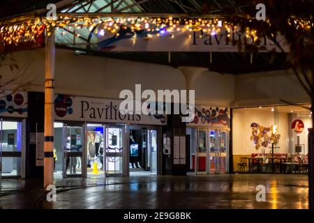 UXBRIDGE, ENGLAND - 15th. November 2020: Der Eingang zum Pavilions Shopping Centre in Uxrbidge bei Nacht Stockfoto