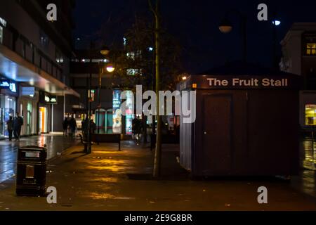 UXBRIDGE, ENGLAND - 15th. November 2020: Der Obststand in Uxbridge Stockfoto