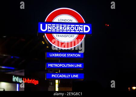 UXBRIDGE, ENGLAND- 15th. November 2020: Neu restaurierte 1938 Grad II gelistete Rundbrücke an der Uxbridge Station UXBRIDGE, ENGLAND- 15th. November 2020: Neu re Stockfoto