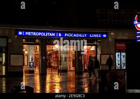 UXBRIDGE, ENGLAND - 15th. November 2020: Eingang der U-Bahnstation Uxbridge bei Nacht Stockfoto