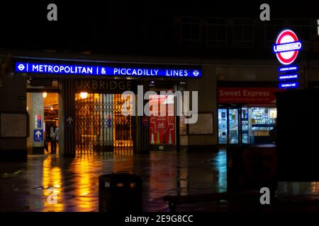 UXBRIDGE, ENGLAND - 15th. November 2020: Eingang der U-Bahnstation Uxbridge bei Nacht Stockfoto