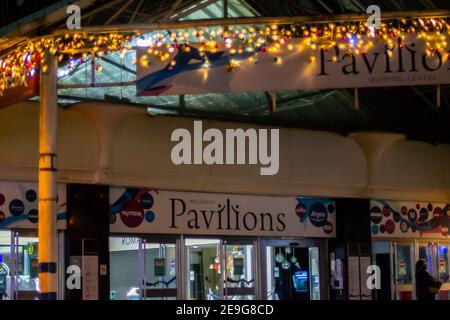 UXBRIDGE, ENGLAND - 15th. November 2020: Pavillons Einkaufszentrum in Uxrbidge bei Nacht Stockfoto