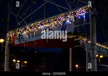 UXBRIDGE, ENGLAND- 15th. November 2020: Pavillons Einkaufszentrum Schild in Uxrbidge in der Nacht Stockfoto