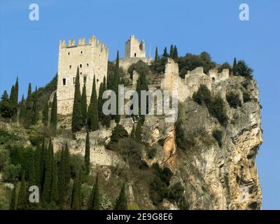 Castello di Arco mittelalterliche Burg auf dem Felsen Stockfoto