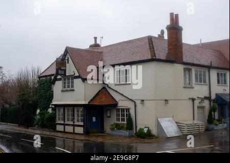 Sonning, Berkshire, Großbritannien. 4th. Februar 2021. Das Gelände des Coppa Clubs im Great House an der Sonning Bridge ist überflutet. Nach heftigen Regenfällen in den letzten Tagen ist die Themse am Sonning in Berkshire in die Ufer geplatzt. Ein Hochwasser-Warnhinweis ist vorhanden und tief liegende Straßen, Wege und Felder sind überflutet. Obwohl die B478 über die Sonning-Brücke wegen der Überschwemmungen geschlossen ist, ignorierten einige Fahrer die Straßensperrschilder und fuhren durch die Überschwemmungen. Quelle: Maureen McLean/Alamy Stockfoto