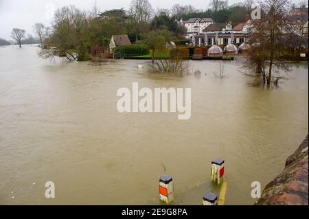 Sonning, Berkshire, Großbritannien. 4th. Februar 2021. Blick von der Sonning Bridge. Nach heftigen Regenfällen in den letzten Tagen ist die Themse am Sonning in Berkshire in die Ufer geplatzt. Ein Hochwasser-Warnhinweis ist vorhanden und tief liegende Straßen, Wege und Felder sind überflutet. Obwohl die B478 über die Sonning-Brücke wegen der Überschwemmungen geschlossen ist, ignorierten einige Fahrer die Straßensperrschilder und fuhren durch die Überschwemmungen. Quelle: Maureen McLean/Alamy Stockfoto