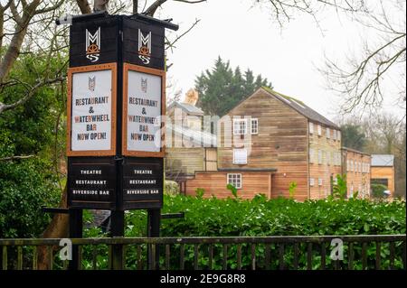 Sonning, Berkshire, Großbritannien. 4th. Februar 2021. Ein Teil des Geländes der Mühle in Sonning wurde heute überflutet. Nach heftigen Regenfällen in den letzten Tagen ist die Themse am Sonning in Berkshire in die Ufer geplatzt. Ein Hochwasser-Warnhinweis ist vorhanden und tief liegende Straßen, Wege und Felder sind überflutet. Obwohl die B478 über die Sonning-Brücke wegen der Überschwemmungen geschlossen ist, ignorierten einige Fahrer die Straßensperrschilder und fuhren durch die Überschwemmungen. Quelle: Maureen McLean/Alamy Stockfoto