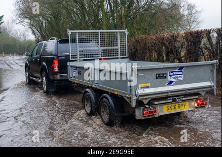 Sonning, Berkshire, Großbritannien. 4th. Februar 2021. Ein LKW und Anhänger fahren auf einer geschlossenen Straße in Sonning durch das Hochwasser. Nach heftigen Regenfällen in den letzten Tagen ist die Themse am Sonning in Berkshire in die Ufer geplatzt. Ein Hochwasser-Warnhinweis ist vorhanden und tief liegende Straßen, Wege und Felder sind überflutet. Obwohl die B478 über die Sonning-Brücke wegen der Überschwemmungen geschlossen ist, ignorierten einige Fahrer die Straßensperrschilder und fuhren durch die Überschwemmungen. Quelle: Maureen McLean/Alamy Stockfoto