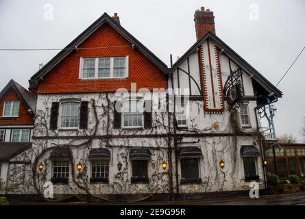 Sonning, Berkshire, Großbritannien. 4th. Februar 2021. Das Gelände des französischen Horns bei Sonning ist überschwemmt. Nach heftigen Regenfällen in den letzten Tagen ist die Themse am Sonning in Berkshire in die Ufer geplatzt. Ein Hochwasser-Warnhinweis ist vorhanden und tief liegende Straßen, Wege und Felder sind überflutet. Obwohl die B478 über die Sonning-Brücke wegen der Überschwemmungen geschlossen ist, ignorierten einige Fahrer die Straßensperrschilder und fuhren durch die Überschwemmungen. Quelle: Maureen McLean/Alamy Stockfoto