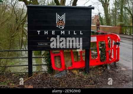 Sonning, Berkshire, Großbritannien. 4th. Februar 2021. Ein Teil des Geländes der Mühle in Sonning wurde heute überflutet. Nach heftigen Regenfällen in den letzten Tagen ist die Themse am Sonning in Berkshire in die Ufer geplatzt. Ein Hochwasser-Warnhinweis ist vorhanden und tief liegende Straßen, Wege und Felder sind überflutet. Obwohl die B478 über die Sonning-Brücke wegen der Überschwemmungen geschlossen ist, ignorierten einige Fahrer die Straßensperrschilder und fuhren durch die Überschwemmungen. Quelle: Maureen McLean/Alamy Stockfoto