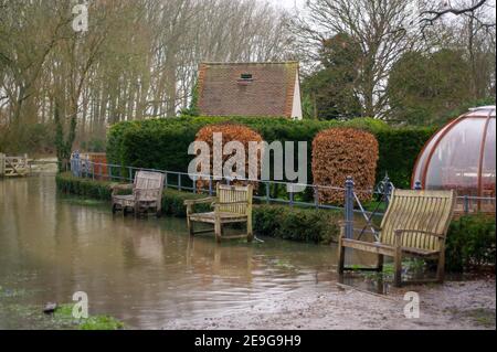 Sonning, Berkshire, Großbritannien. 4th. Februar 2021. Der Thames Path in der Nähe der Sonning Bridge ist aufgrund von Überschwemmungen unpassierbar. Nach heftigen Regenfällen in den letzten Tagen ist die Themse am Sonning in Berkshire in die Ufer geplatzt. Ein Hochwasser-Warnhinweis ist vorhanden und tief liegende Straßen, Wege und Felder sind überflutet. Quelle: Maureen McLean/Alamy Stockfoto