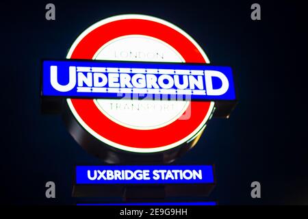 UXBRIDGE, ENGLAND - 15. November 2020: Die neu restaurierte, unter Denkmalschutz stehende Rundrunde der Klasse II von 1938 am Bahnhof Uxbridge Stockfoto