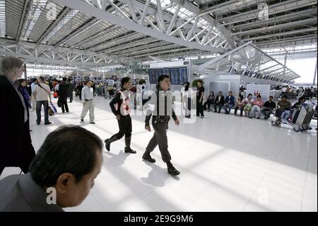 Am 28. September 2006 wird in Bangkok, Thailand, ein neuer internationaler Flughafen eröffnet, der mehr als 100.000 Passagiere und ein paar Gremlins im System registriert. Der drei Milliarden Dollar teure Flughafen Suvarnabhumi soll der verkehrsreichste Flughafen Südostasiens sein. Der Flughafen mit dem weltweit höchsten Kontrollturm (132m) befindet sich in Racha Thewa, 30 Kilometer östlich von Bangkok und wird 76 Flugoperationen pro Stunde verwalten. Foto von Patrick Durand/ABACAPRESS.COM Stockfoto