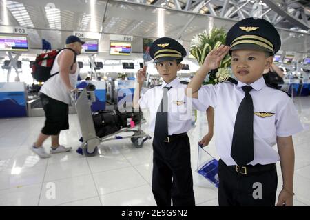 Am 28. September 2006 wird in Bangkok, Thailand, ein neuer internationaler Flughafen eröffnet, der mehr als 100.000 Passagiere und ein paar Gremlins im System registriert. Der drei Milliarden Dollar teure Flughafen Suvarnabhumi soll der verkehrsreichste Flughafen Südostasiens sein. Der Flughafen mit dem weltweit höchsten Kontrollturm (132m) befindet sich in Racha Thewa, 30 Kilometer östlich von Bangkok und wird 76 Flugoperationen pro Stunde verwalten. Foto von Patrick Durand/ABACAPRESS.COM Stockfoto