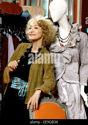 Modedesignerin Loulou de la Falaise posiert am 11. August 2006 in einer ihrer Boutiquen in Paris, Frankreich. Foto von Alastair Miller/ABACAPRESS.COM Stockfoto