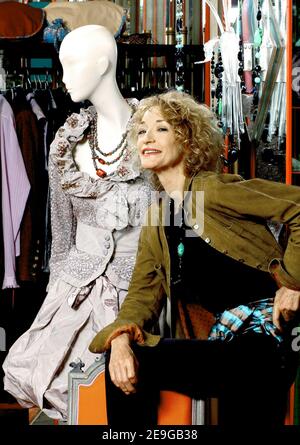 Modedesignerin Loulou de la Falaise posiert am 11. August 2006 in einer ihrer Boutiquen in Paris, Frankreich. Foto von Alastair Miller/ABACAPRESS.COM Stockfoto