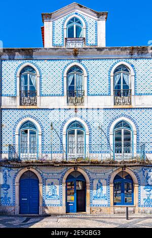 Azulejo Haus in einer Straße im Zentrum von Leiria, Portugal Stockfoto