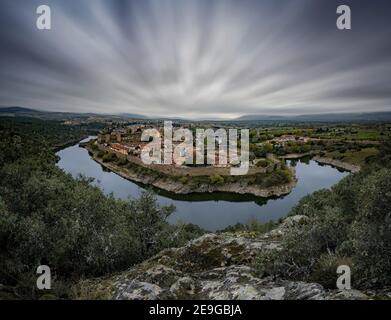 Luftaufnahme des historischen Dorfes Buitrago del Lozoya in der Nähe von Madrid, umgeben vom Fluss Lozoya Stockfoto