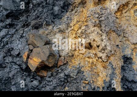 Blick auf Felsablagerungen innerhalb blau-grauer Lehmklippen, Speeton, Yorkshire, UK Stockfoto