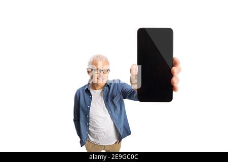 Lächelnder reifer Mann zeigt einen Handy-Bildschirm isoliert auf Weißer Hintergrund Stockfoto
