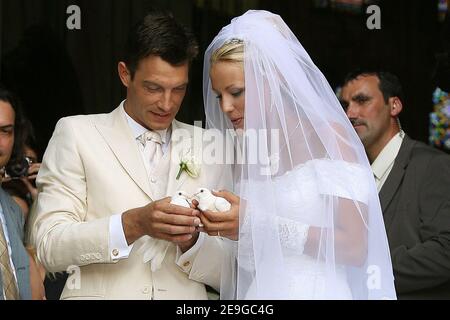 Elodie Gossuin und Bertrand Lacherie heiraten am 1. Juli 2006 in der Kirche Compiegne und im Rathaus von Trosly-Breuil in Nordfrankreich. Foto von Nebinger-Suu/ABACAPRESS.COM Stockfoto