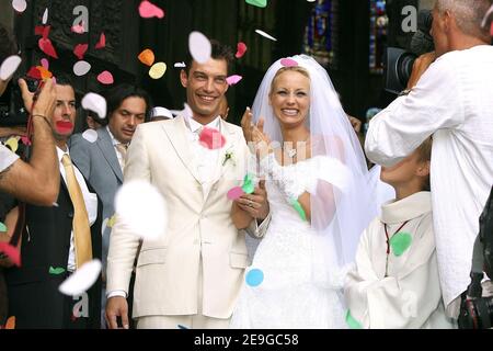 Elodie Gossuin und Bertrand Lacherie heiraten am 1. Juli 2006 in der Kirche Compiegne und im Rathaus von Trosly-Breuil in Nordfrankreich. Foto von Nebinger-Suu/ABACAPRESS.COM Stockfoto