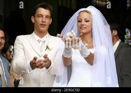 Elodie Gossuin und Bertrand Lacherie heiraten am 1. Juli 2006 in der Kirche Compiegne und im Rathaus von Trosly-Breuil in Nordfrankreich. Foto von Nebinger-Suu/ABACAPRESS.COM Stockfoto