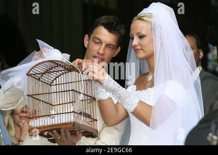 Elodie Gossuin und Bertrand Lacherie heiraten am 1. Juli 2006 in der Kirche Compiegne und im Rathaus von Trosly-Breuil in Nordfrankreich. Foto von Nebinger-Suu/ABACAPRESS.COM Stockfoto