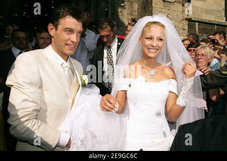 Elodie Gossuin und Bertrand Lacherie heiraten am 1. Juli 2006 in der Kirche Compiegne und im Rathaus von Trosly-Breuil in Nordfrankreich. Foto von Nebinger-Suu/ABACAPRESS.COM Stockfoto