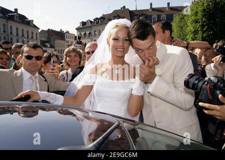 Elodie Gossuin und Bertrand Lacherie heiraten am 1. Juli 2006 in der Kirche Compiegne und im Rathaus von Trosly-Breuil in Nordfrankreich. Foto von Nebinger-Suu/ABACAPRESS.COM Stockfoto