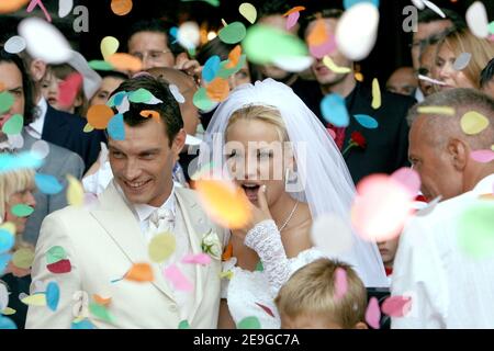 Elodie Gossuin und Bertrand Lacherie heiraten am 1. Juli 2006 in der Kirche Compiegne und im Rathaus von Trosly-Breuil in Nordfrankreich. Foto von Nebinger-Suu/ABACAPRESS.COM Stockfoto