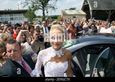 Elodie Gossuin und Bertrand Lacherie heiraten am 1. Juli 2006 in der Kirche Compiegne und im Rathaus von Trosly-Breuil in Nordfrankreich. Foto von Nebinger-Suu/ABACAPRESS.COM Stockfoto